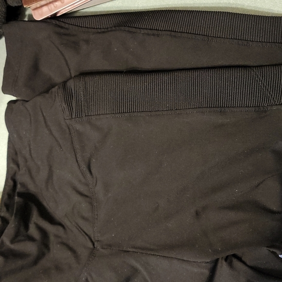 Victorias secret ultimate Light stretchy black leggings with pockets size medium - Picture 4 of 4